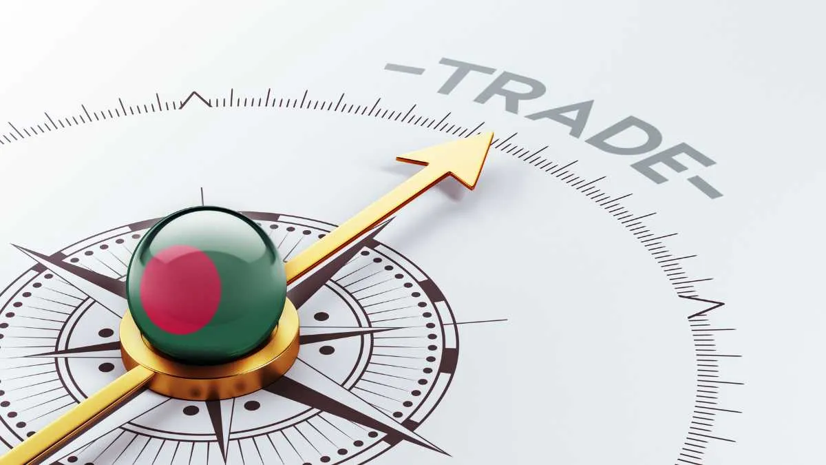 Compass with a green and red sphere an arrow pointing to the word TRADE