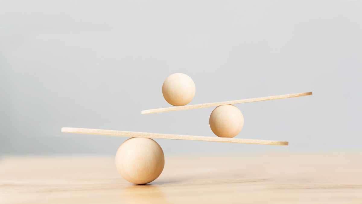 Wooden spheres balanced on sticks in a minimalistic equilibrium setup