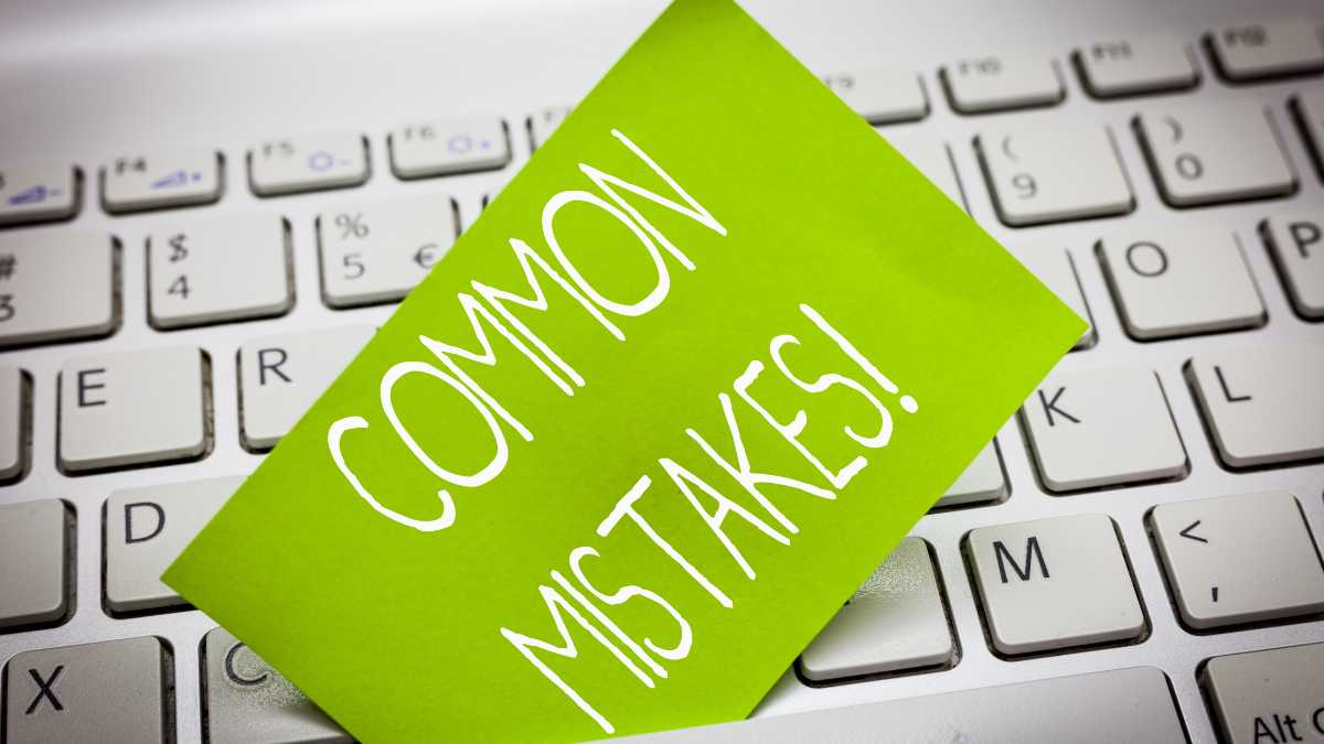 Note on keyboard says COMMON MISTAKES