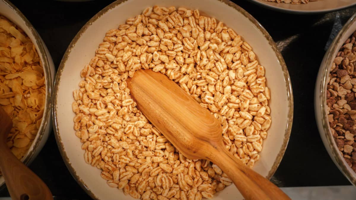 A bowl of puffed wheat, a sweet ingredient for muesl