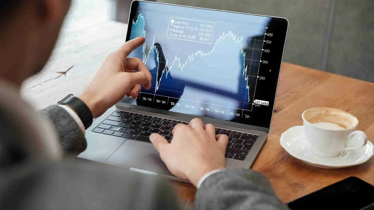 A man uses his laptop to emphasize a trading pattern.jpg