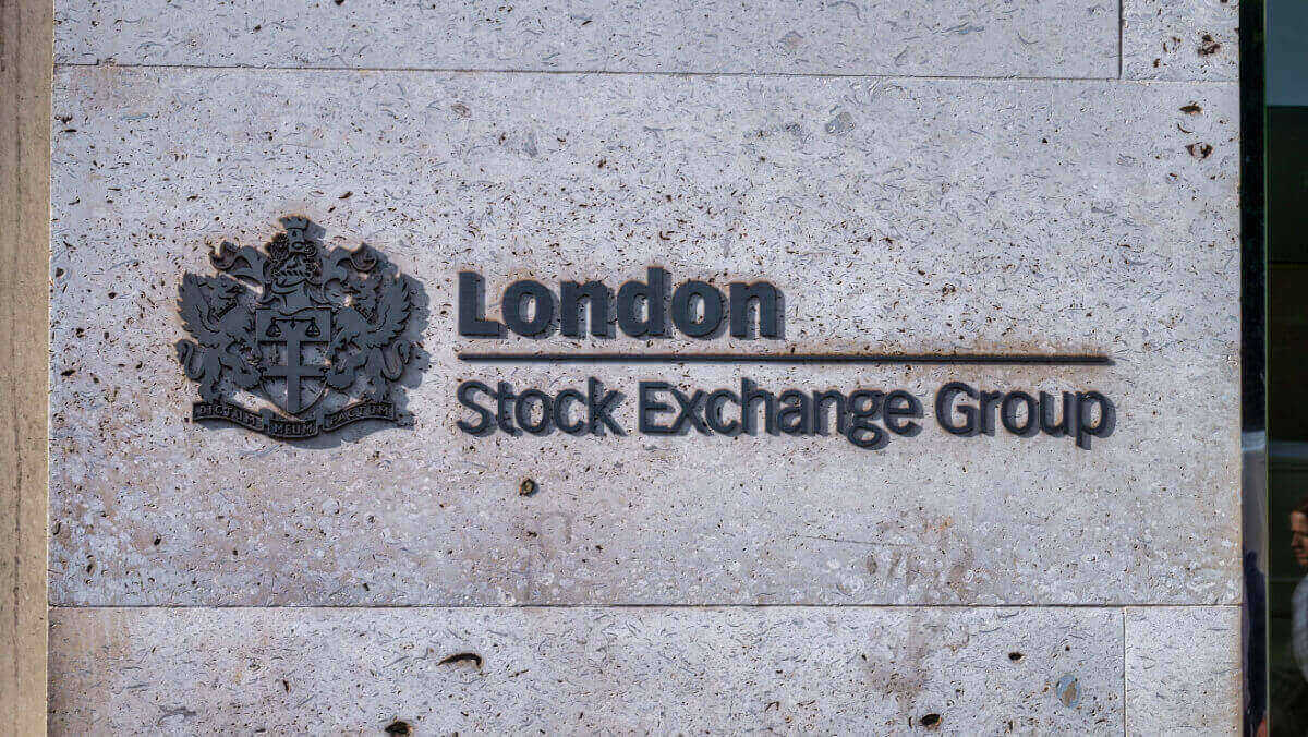 FTSE 100 index sees modest increase on Thursday buoyed by positive earnings reports