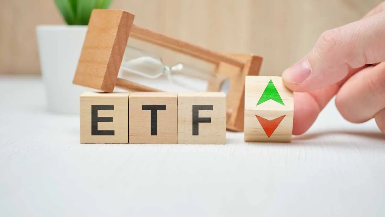 Wooden blocks with  ETF and arrows indicating market trends