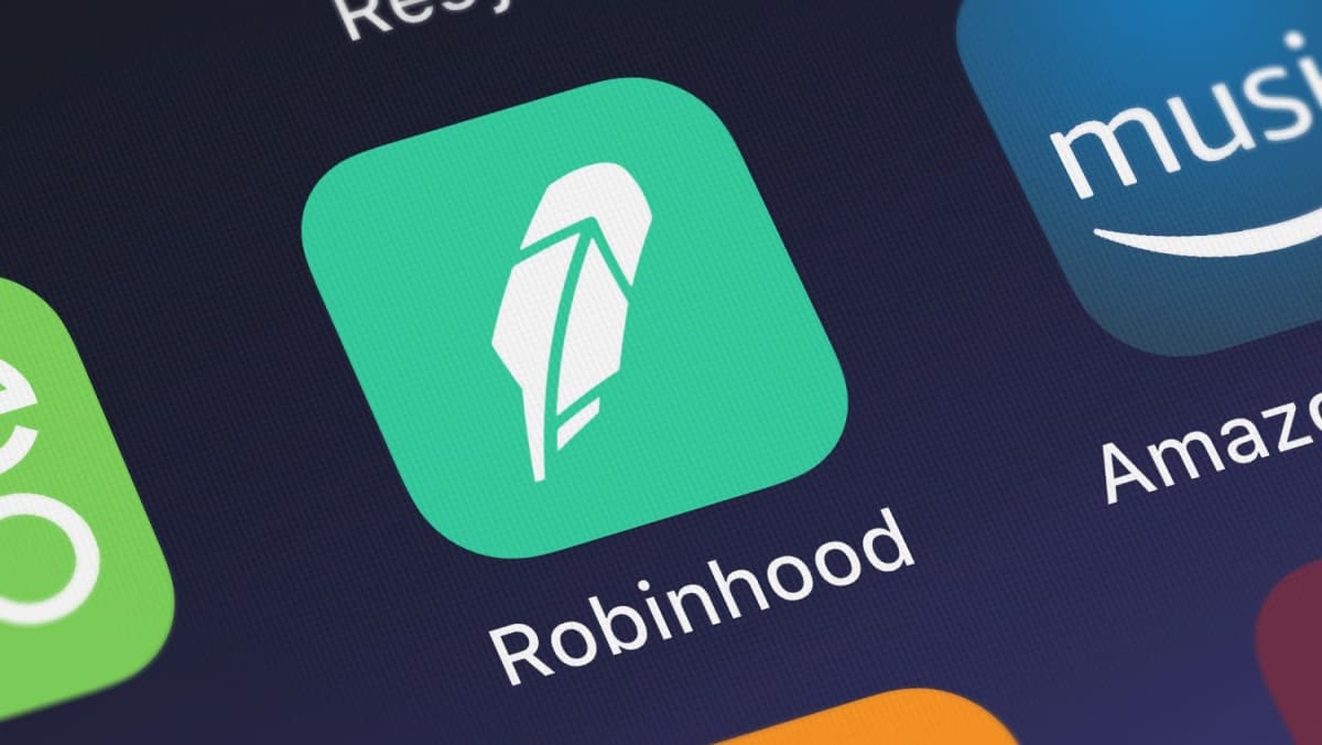 Robinhood processes $5bn in trading volume as meme stocks return