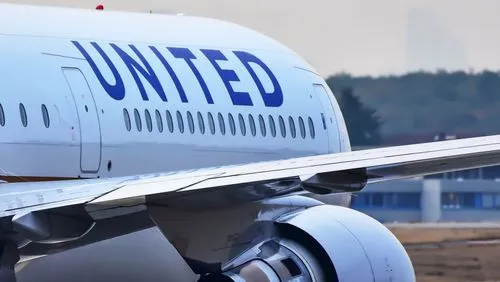 United Airlines stock leads S&P 500 on Wednesday, lifts rest of sector