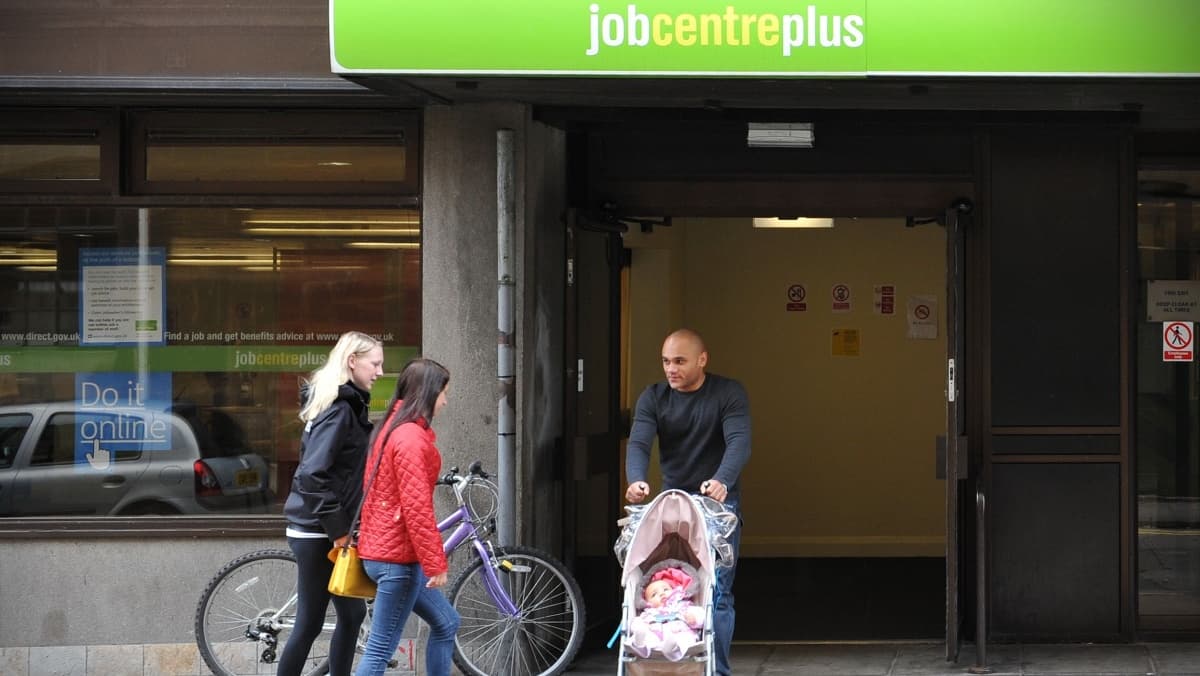 UK Unemployment Rises, Wage Growth Remains Solid